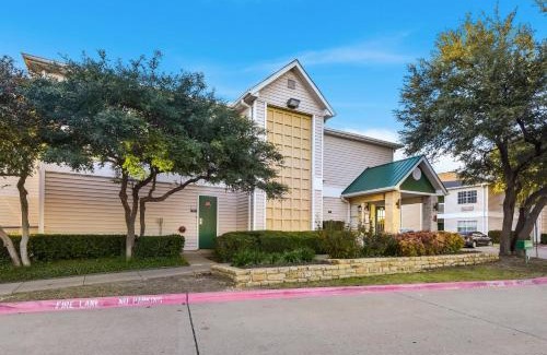 Far North Dallas Hotel | Convenient HomeTowne Studios by Red Roof in Dallas North
