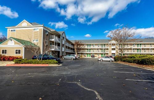 Chamblee Hotel | Budget-Friendly HomeTowne Studios: Family and Accessible Stay