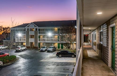 Chamblee Hotel | Budget-Friendly HomeTowne Studios: Family and Accessible Stay