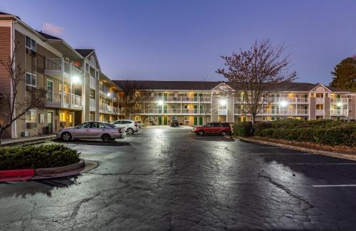 Chamblee Hotel | Budget-Friendly HomeTowne Studios: Family and Accessible Stay