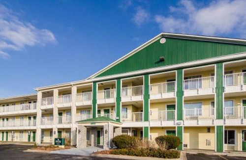 Glendale Hotel | Convenient HomeTowne Studios by Red Roof in Denver