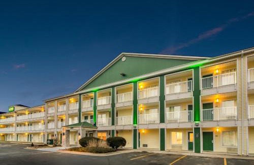 Glendale Hotel | Convenient HomeTowne Studios by Red Roof in Denver