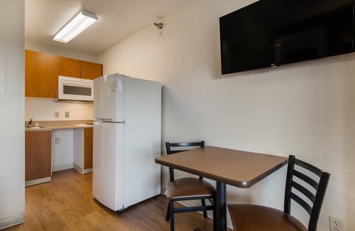 Sulphur Hotel | Budget-Friendly HomeTowne Studios with Kitchen & Breakfast