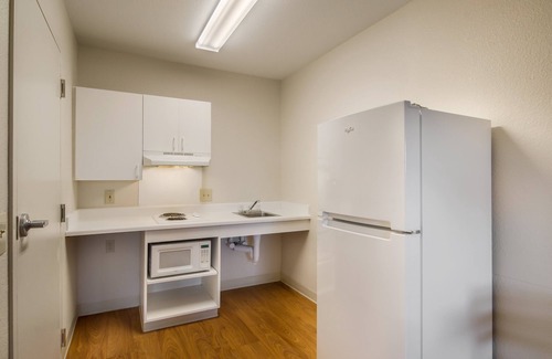 Sulphur Hotel | Budget-Friendly HomeTowne Studios with Kitchen & Breakfast