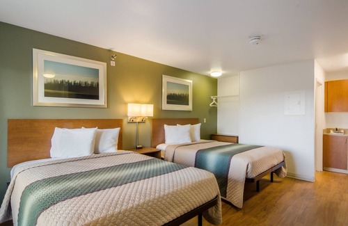 Sulphur Hotel | Budget-Friendly HomeTowne Studios with Kitchen & Breakfast
