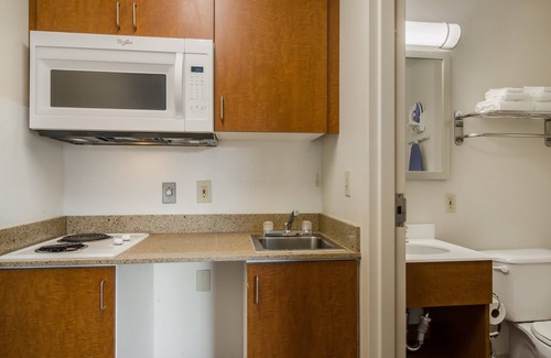 Sulphur Hotel | Budget-Friendly HomeTowne Studios with Kitchen & Breakfast