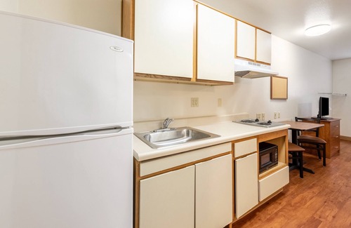 Columbus Hotel | Comfortable HomeTowne Studios with Kitchen & Breakfast Options