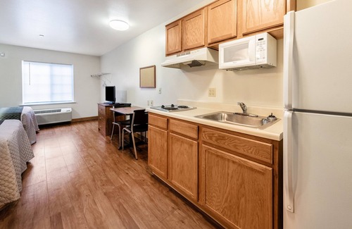Columbus Hotel | Comfortable HomeTowne Studios with Kitchen & Breakfast Options