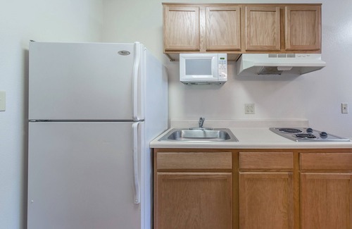Columbus Hotel | Comfortable HomeTowne Studios with Kitchen & Breakfast Options
