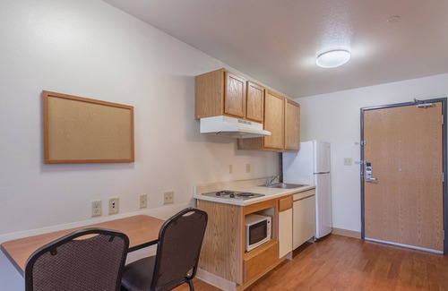 Columbus Hotel | Comfortable HomeTowne Studios with Kitchen & Breakfast Options