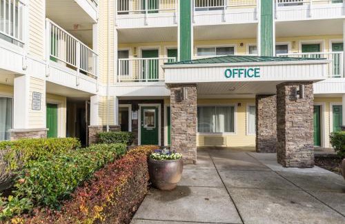 Kent Hotel | Convenient HomeTowne Studios in Seattle - Kent/Des Moines