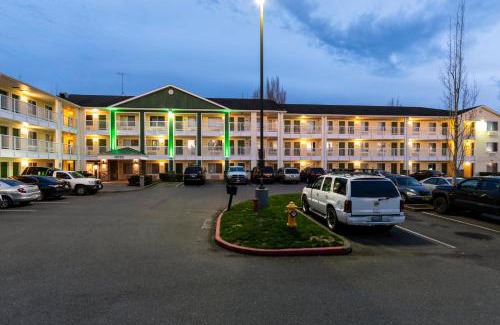 Kent Hotel | Convenient HomeTowne Studios in Seattle - Kent/Des Moines