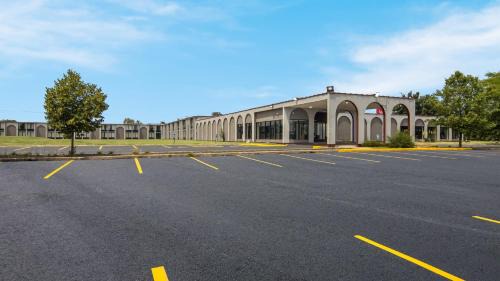 North Aurora Hotel | Comfortable HomeTowne Studios with Accessible Amenities