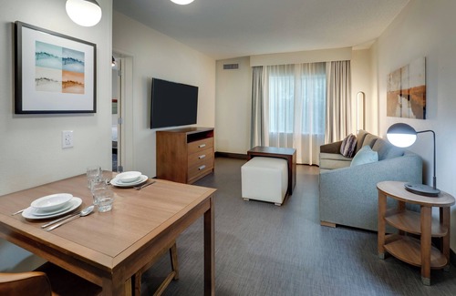 Mount Pleasant Hotel | Elegant Homewood Suites by Hilton Charleston - Mt Pleasant