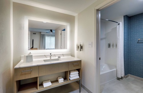 Mount Pleasant Hotel | Elegant Homewood Suites by Hilton Charleston - Mt Pleasant