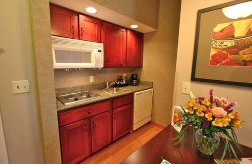 Bloomington Hotel | Inviting Homewood Suites by Hilton Bloomington with Pool & Spa