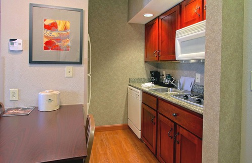 Bloomington Hotel | Inviting Homewood Suites by Hilton Bloomington with Pool & Spa