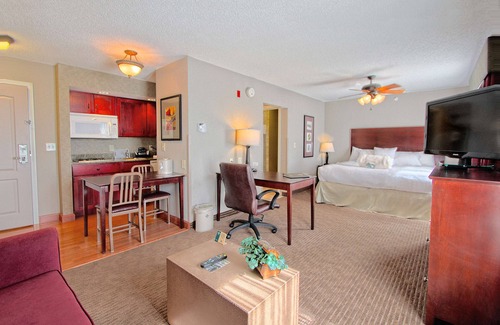 Bloomington Hotel | Inviting Homewood Suites by Hilton Bloomington with Pool & Spa