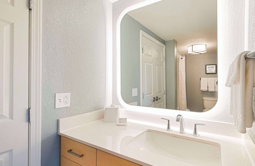Parsippany Hotel | Inviting Parsippany Suites Hotel with Pool and Spa Amenities