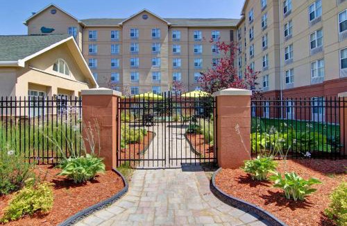 Gateway Hotel | Comfortable Stay at Homewood Suites by Hilton Mississauga