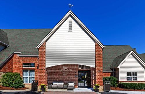 Greensboro Hotel | Welcoming Homewood Suites by Hilton Greensboro with Pool & Dining
