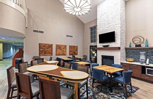 Greensboro Hotel | Welcoming Homewood Suites by Hilton Greensboro with Pool & Dining
