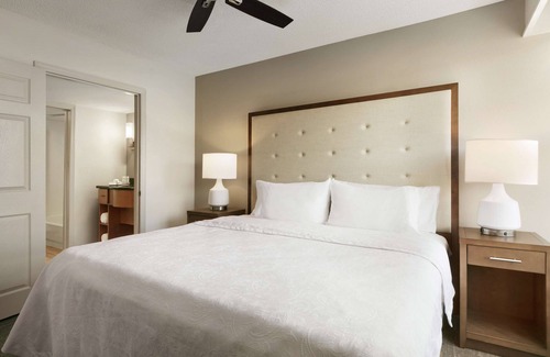 Waldron Hotel | Comfortable Homewood Suites Near Kansas City Airport