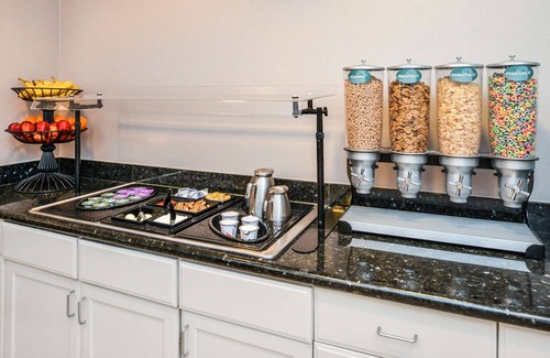 Raisin Hotel | Family-Friendly Homewood Suites by Hilton Fresno with Spa