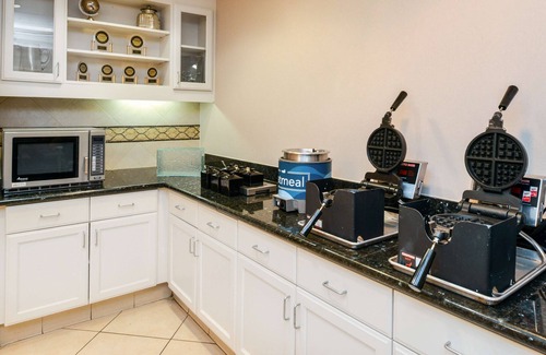 Raisin Hotel | Family-Friendly Homewood Suites by Hilton Fresno with Spa