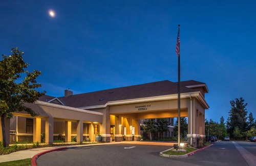 Raisin Hotel | Discover Homewood Suites by Hilton Fresno: Pool & Pet Friendly