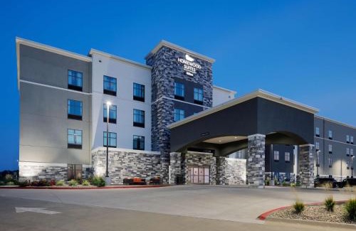 Topeka Hotel | Family-Friendly Homewood Suites with Pool & Spa in Topeka