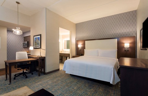 Reston Hotel | Exceptional Homewood Suites by Hilton Reston with Spa & Kitchen
