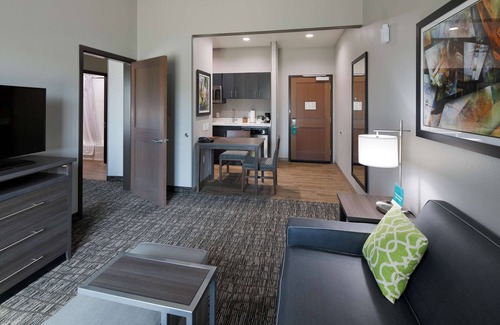 Topeka Hotel | Family-Friendly Homewood Suites in Topeka with Pool & Spa
