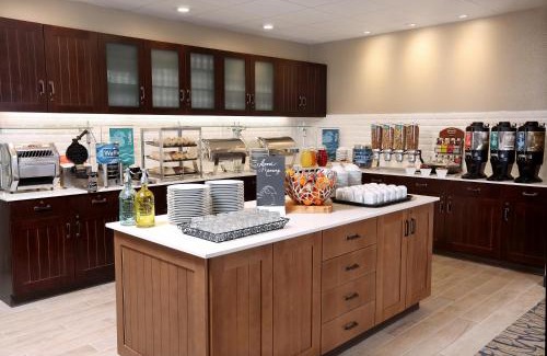 West Fargo Hotel | Pet-Friendly Homewood Suites By Hilton with Pool & Breakfast