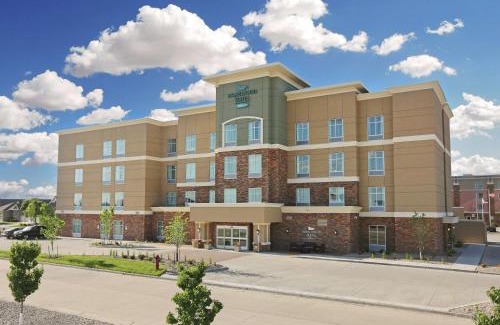 West Fargo Hotel | Pet-Friendly Homewood Suites By Hilton with Pool & Breakfast