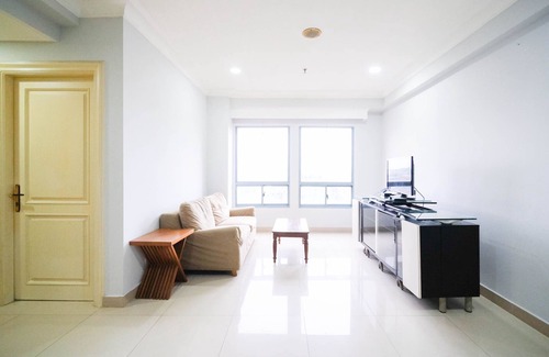 Suko Manunggal Apartment | Cozy 2Br Apartment with Kitchen at Taman Beverly