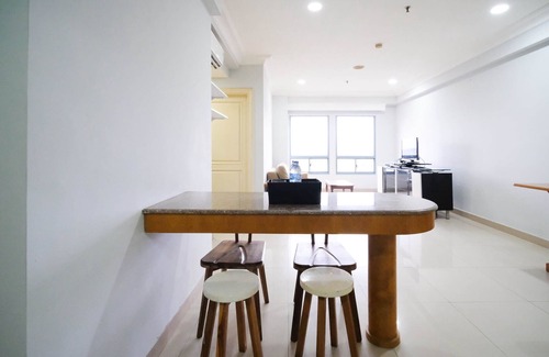 Suko Manunggal Apartment | Cozy 2Br Apartment with Kitchen at Taman Beverly