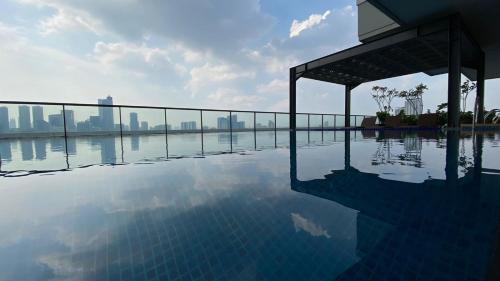 Mampang Prapatan Apartment | Cozy 2BR Retreat at Samara Suites with Pool Access