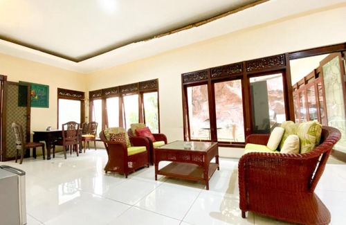 Darmo House | Cozy Guesthouse near Sby Zoo - Perfect for Families