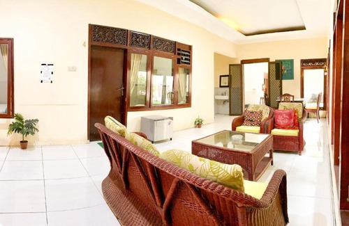 Darmo House | Cozy Guesthouse near Sby Zoo - Perfect for Families
