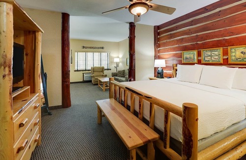 Johnston Hotel | Cozy Johnston Suite: Family-Friendly with Pool & Kitchenette