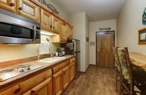 Johnston Hotel | Cozy Johnston Suite: Family-Friendly with Pool & Kitchenette