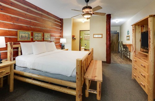 Johnston Hotel | Cozy Johnston Suite: Family-Friendly with Pool & Kitchenette