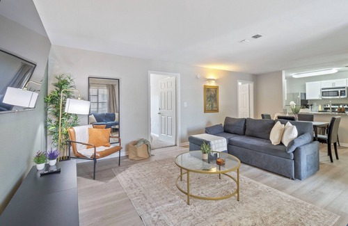 Pleasant Valley Apartment | Homey Modern 3BR Retreat w/Resort Pool