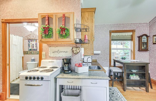 Libby Apartment | Cozy Pet-Friendly Libby Cottage with Yard by the Creek