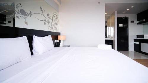 Wonokromo Apartment | Cozy Studio Retreat at Grand Darmo Suite Apartment