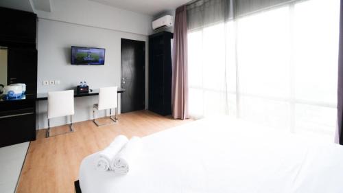 Wonokromo Apartment | Cozy Studio Retreat at Grand Darmo Suite Apartment