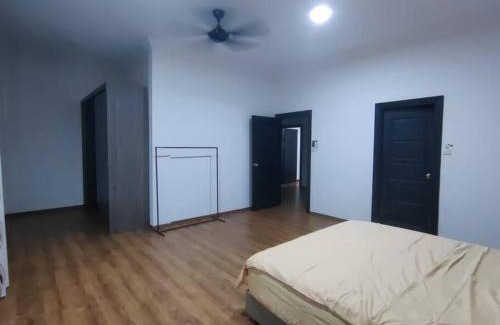 Miri House | Homezstay Swallow Airport Miri