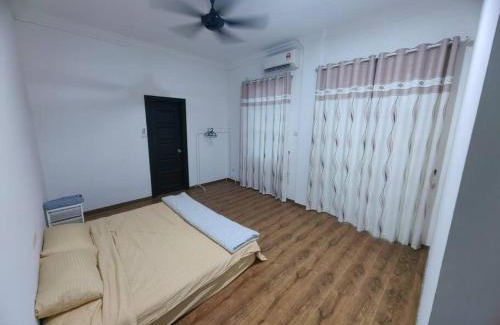 Miri House | Homezstay Swallow Airport Miri