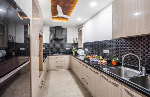 Saket Apartment | Cozy Pentagon 5 Bedroom Apartment in Saket, Delhi